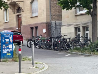 Voll belegte Radabstellanlage mit Platz für 10 Fahrräder im Lehenviertel in Stuttgart-Süd