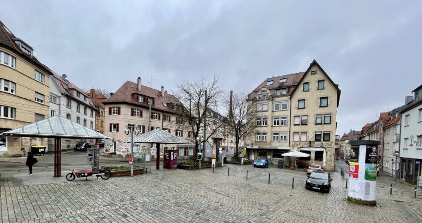 Der Bihlplatz in Stuttgart-Süd - heute noch mit Parkplätzen und wenig Grün.