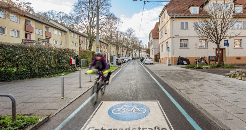 Neu eingerichtete Fahrradstraße in der Burgstallstraße, Stuttgart-Süd. Foto: Pressebild, Fabrice Weichelt, Landeshauptstadt Stuttgart